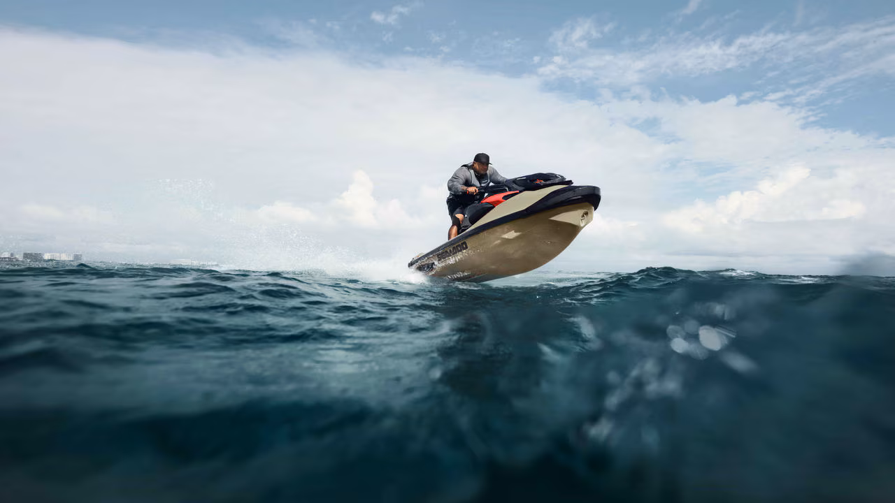 Homem andando a toda velocidade em sua moto aquática Sea-Doo RXP-X de alto desempenho